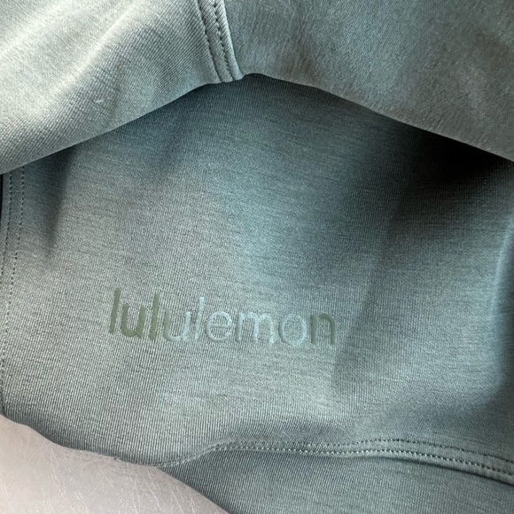 Lululemon Perfectly Oversized Cropped
Crew Softstrem Sweater Size S aka … - Picture 8 of 9